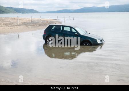 Klein, Auto, untergetaucht, überflutet, überflutet, Autofahrer, Auto, Besitzer, ignoriert, Warnung, vor, Flut, AT, Ynysidas, Ynysidas Beach, in der Nähe, Borth, Aberdovey, Aberdyfi, Mündung, Cardigan Bay, County, Wales, Wales, Walisisch, Großbritannien, Großbritannien, Großbritannien, Großbritannien, Großbritannien, Großbritannien, Großbritannien, Großbritannien, Europa, Europa Stockfoto