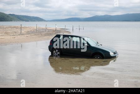 Klein, Auto, untergetaucht, überflutet, überflutet, Autofahrer, Auto, Besitzer, ignoriert, Warnung, vor, Flut, AT, Ynysidas, Ynysidas Beach, in der Nähe, Borth, Aberdovey, Aberdyfi, Mündung, Cardigan Bay, County, Wales, Wales, Walisisch, Großbritannien, Großbritannien, Großbritannien, Großbritannien, Großbritannien, Großbritannien, Großbritannien, Großbritannien, Europa, Europa Stockfoto