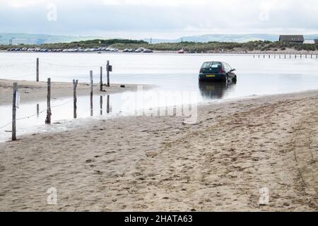 Klein, Auto, untergetaucht, überflutet, überflutet, Autofahrer, Auto, Besitzer, ignoriert, Warnung, vor, Flut, AT, Ynysidas, Ynysidas Beach, in der Nähe, Borth, Aberdovey, Aberdyfi, Mündung, Cardigan Bay, County, Wales, Wales, Walisisch, Großbritannien, Großbritannien, Großbritannien, Großbritannien, Großbritannien, Großbritannien, Großbritannien, Großbritannien, Europa, Europa Stockfoto