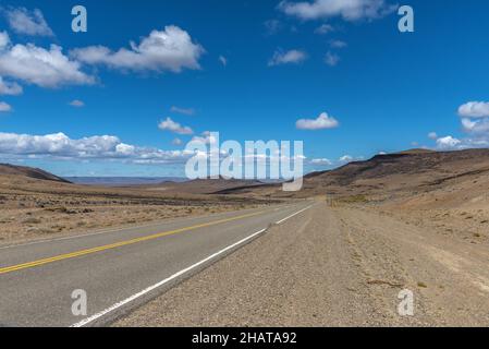 Fahren Sie auf der Route 40 durch die leere Landschaft von Patagonien, Argentinien Stockfoto