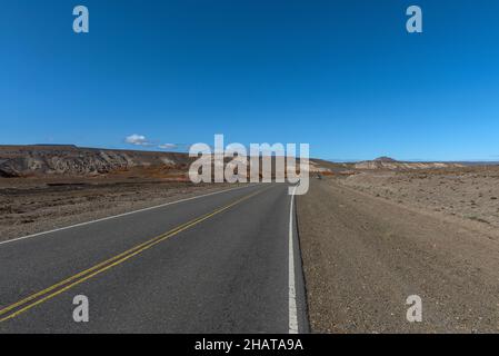 Fahren Sie auf der Route 40 durch die leere Landschaft von Patagonien, Argentinien Stockfoto