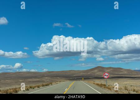 Fahren Sie auf der Route 40 durch die leere Landschaft von Patagonien, Argentinien Stockfoto