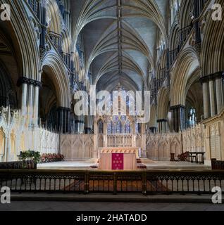 Hochaltar im Chor der mittelalterlichen Kathedrale in Lincoln, England. Stockfoto