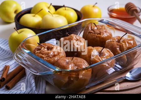 Gebackene karamellisierte Äpfel mit Honig in feuerfester Glasform Stockfoto