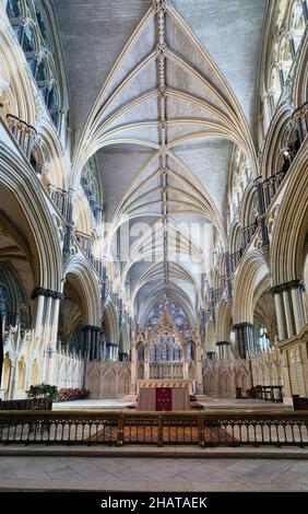 Gewölbtes Dach über dem Hochaltar im Chor der mittelalterlichen Kathedrale in Lincoln, England. Stockfoto