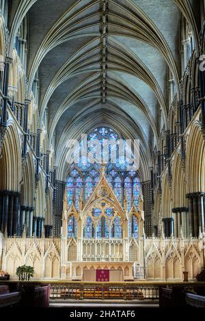 Hochaltar im Chor der mittelalterlichen Kathedrale in Lincoln, England. Stockfoto