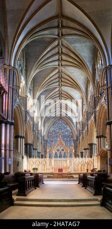 Gewölbtes Dach über dem Hochaltar und dem Chor der mittelalterlichen Kathedrale in Lincoln, England. Stockfoto