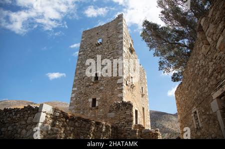 Griechenland Peloponnes. Vathia Dorf. Alte verlassene Turmhäuser auf der Halbinsel Vatheia Mani, Lakonia Stonewall-Gebäude mit kleinen Fenstern, griechischer Stif Stockfoto