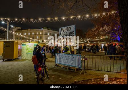wien, österreich, 14. dez. 2021, 2g Kontrolle am Eingang des Adventmarktes am karlsplatz Stockfoto