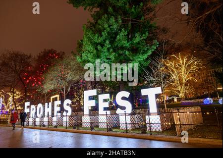 wien, österreich, 14. dez. 2021, Briefe mit Frohes Fest auf dem Adventmarkt am rathausplatz Stockfoto