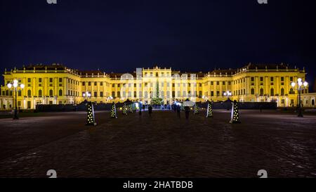 wien, österreich, 14. dez. 2021, Adventmarkt vor Schloss schönbrunn Stockfoto