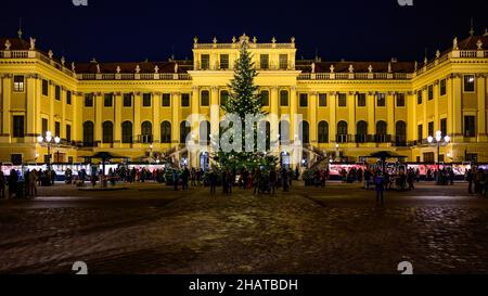 wien, österreich, 14. dez. 2021, Adventmarkt vor Schloss schönbrunn Stockfoto