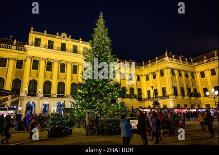 wien, österreich, 14. dez. 2021, Adventmarkt vor Schloss schönbrunn Stockfoto
