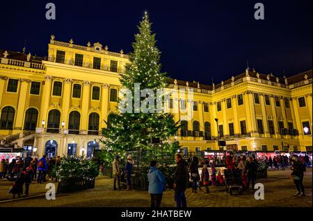 wien, österreich, 14. dez. 2021, Adventmarkt vor Schloss schönbrunn Stockfoto