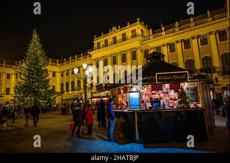 wien, österreich, 14. dez. 2021, Adventmarkt vor Schloss schönbrunn Stockfoto
