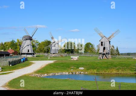 Saarema, Estland - 09.19.2021: Angla Windmill Hill Stockfoto