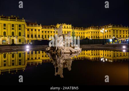 wien, österreich, 14. dez. 2021, Adventmarkt vor Schloss schönbrunn Stockfoto