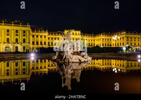wien, österreich, 14. dez. 2021, Adventmarkt vor Schloss schönbrunn Stockfoto