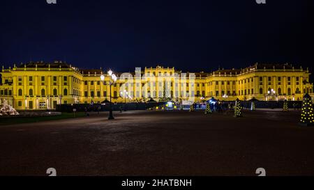 wien, österreich, 14. dez. 2021, Adventmarkt vor Schloss schönbrunn Stockfoto