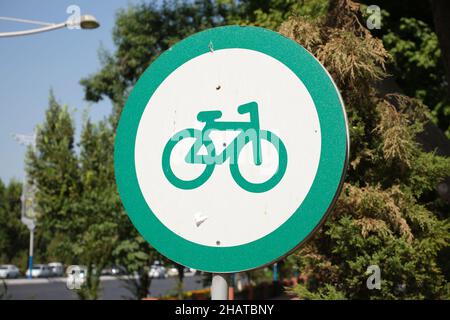 Die Standard, rund, grün und weiß Straßenschild für einen Radweg, Trail, Abschnitt. In Taschkent, Usbekistan. Stockfoto