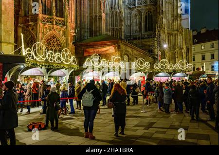 wien, österreich, 14. dez. 2021, Adventmarkt am Place stephanspaltz vor dem stephansdom Stockfoto