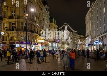 wien, österreich, 14. dez. 2021, Adventmarkt am Place stephanspaltz vor dem stephansdom Stockfoto