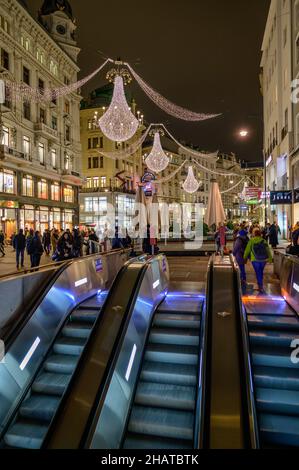 wien, österreich, 14. dez. 2021, weihnachtsbeleuchtung am einkaufsstraßengraben Stockfoto