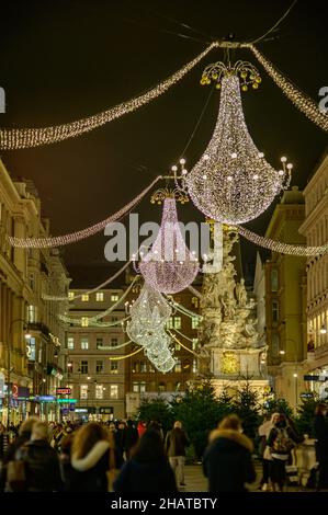 wien, österreich, 14. dez. 2021, weihnachtsbeleuchtung am einkaufsstraßengraben Stockfoto