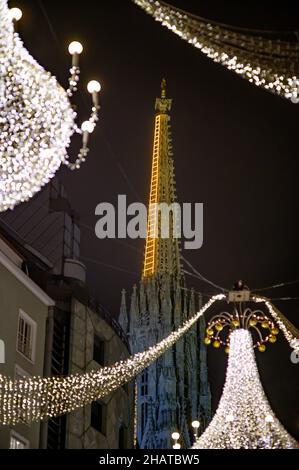 wien, österreich, 14. dez. 2021, weihnachtsbeleuchtung am einkaufsstraßengraben Stockfoto