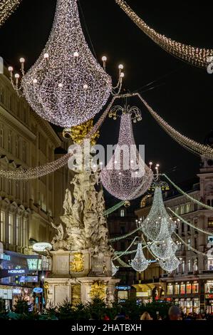 wien, österreich, 14. dez. 2021, weihnachtsbeleuchtung am einkaufsstraßengraben Stockfoto