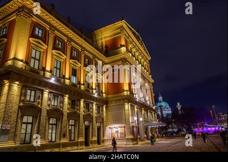 wien, österreich, 14. dez. 2021, Musiksaal musikverein mit Kirchekalrskirche im Hintergrund Stockfoto