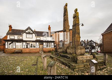 Der Saxon Grill hinter dem Sandbach kreuzt in Sandbach, Hechhire Stockfoto