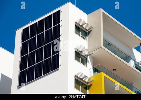 Solar-Wohnanlagen auf dem Apartmentgebäude Stockfoto