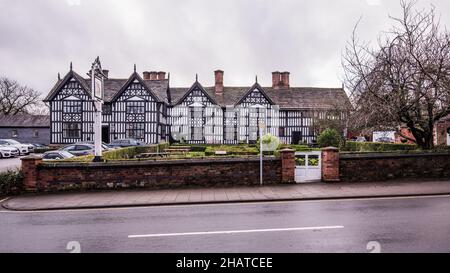 Das Old Hall Pub & Restaurant in Sandbach, ein edles Holzgebäude, das ein ehemaliges Postkutschenhaus war. Stockfoto