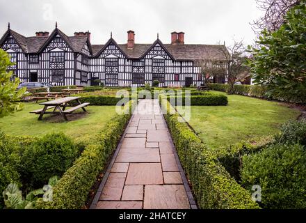 Das Old Hall Pub & Restaurant in Sandbach, ein edles Holzgebäude, das ein ehemaliges Postkutschenhaus war. Stockfoto