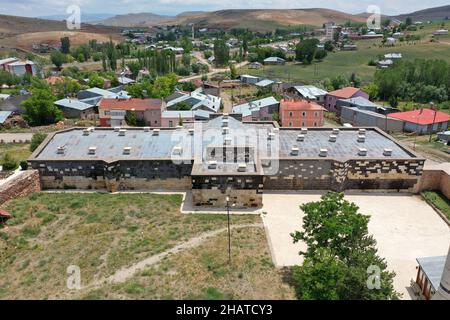 Alacahan Caravanserai wurde im 12th. Jahrhundert während der anatolischen Seldschuken-Zeit erbaut. Ein Blick von der Vorderseite der Karawanserei. Sivas, Türkei. Stockfoto