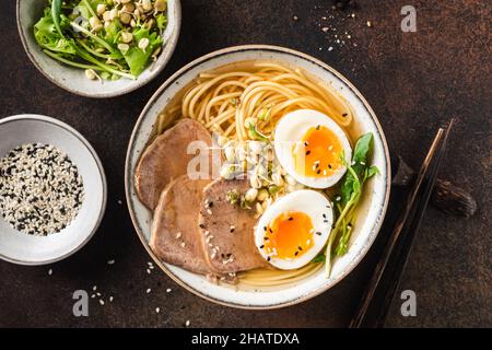 Ramen Nudeln Schüssel mit Schweinefleisch und Ei Draufsicht Stockfoto