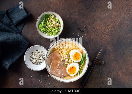 Japanische Ramen-Nudeln Suppenschüssel mit Schweinefleisch und Ei Tisch Draufsicht copy space Stockfoto