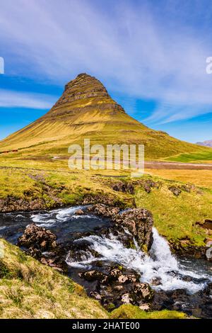 Kirkjufell und die oberen Kirkjufellsfoss Falls, Grundarfjordur, Snaefellsnes Peninsula, Island Stockfoto