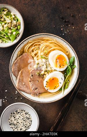 Ramen Schüssel mit Ei und Schwein, asiatische Küche Essen. Draufsicht Stockfoto