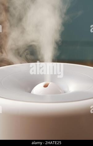 Ein Wasserdampf entweicht aus dem heimischen Luftbefeuchter. Wohnklima Stockfoto