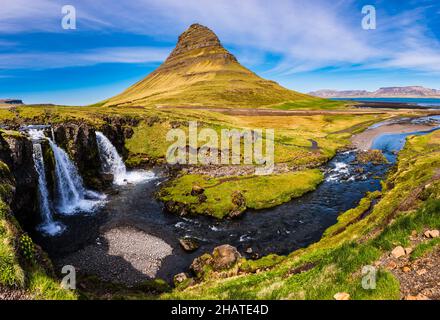 Panorama von Kirkjufell und den oberen Kirkjufellsfoss Falls, Grundarfjordur, Snaefellsnes Peninsula, Island Stockfoto