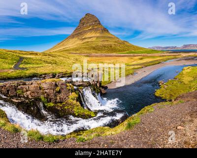 Panorama von Kirkjufell und den unteren Kirkjufellsfoss Falls, Grundarfjordur, Snaefellsnes Peninsula, Island Stockfoto