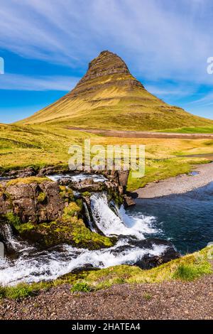 Kirkjufell und die unteren Kirkjufellsfoss Falls, Grundarfjordur, Snaefellsnes Peninsula, Island Stockfoto