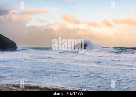 Wellen des Sturms Arwen, der über Gull Rock am Portreath Beach, Cornwall, Großbritannien, stürzte Stockfoto