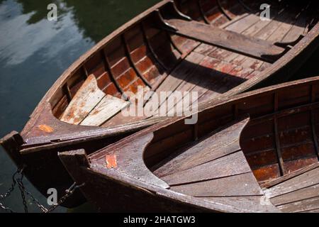 Nahaufnahme von zwei Holzbooten auf einem See, an einem Pier. Stockfoto
