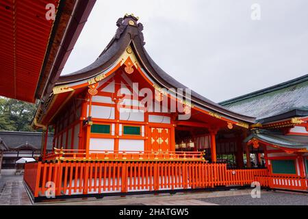 Blick auf den Hauptschrein (Go-Honden) von außen auf Fushimi Inari-Taisha in Kyoto, Japan mit wolkenbehdem Hintergrund. Keine Personen. Stockfoto