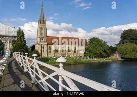 Hängebrücke über die Themse mit der Allerheiligen-Kirche im Hintergrund, Marlow, Buckinghamshire, Großbritannien Stockfoto