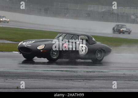 Regen und Spray in Stowe, John Pearson, Jaguar E-Type, 60th Anniversary E-Type Challenge, Historic Sports Car Club, HSCC, Silverstone Classic, Juli - A Stockfoto