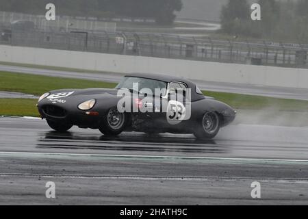 Regen und Spray in Stowe, John Pearson, Jaguar E-Type, 60th Anniversary E-Type Challenge, Historic Sports Car Club, HSCC, Silverstone Classic, Juli - A Stockfoto